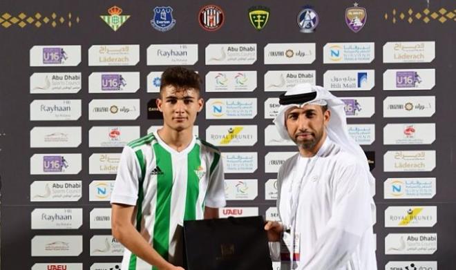 Fernando Rufo recibe un premio en un torneo en los Emiratos Árabes (foto: EDD).