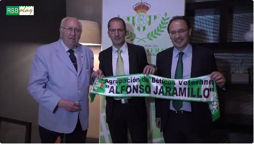 José Juan Romero posando con una bufanda de la agrupación de veteranos.