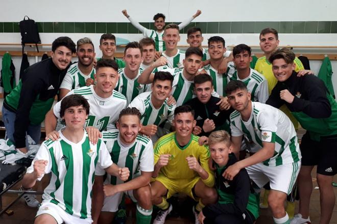 Los jugadores del Juvenil A celebran el triunfo (Foto: Real Betis).