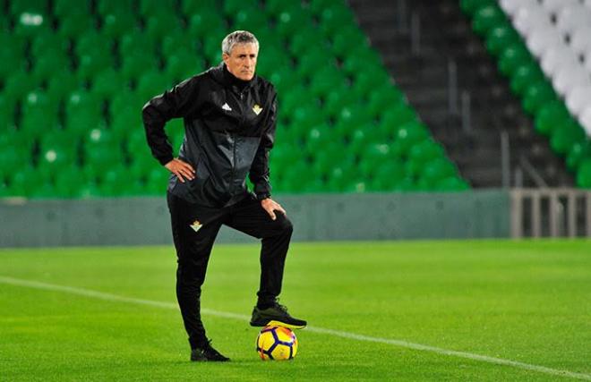 Quique Setién, durante el partido ante el Écija (Foto: Kiko Hurtado).