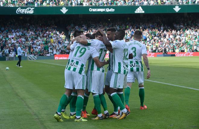 Los jugadores del Betis celebran un gol ante el Alavés (Foto: Kiko Hurtado).