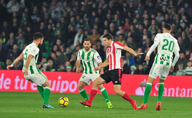 De Marcos intenta un pase ante varios rivales del Betis (Foto: Kiko Hurtado).