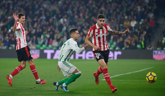 Sergio León pugna por un balón (Foto: Kiko Hurtado).