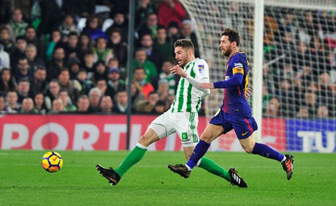 Javi García lucha por la pelota con Messi. (Foto: Kiko Hurtado).