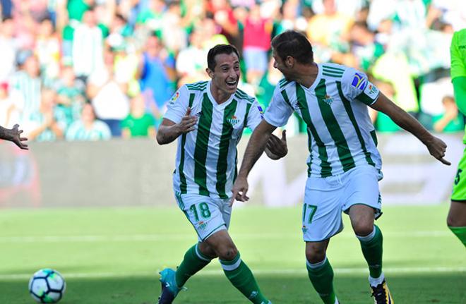 Joaquín y Guardado celebran el primer gol (Foto: Kiko Hurtado).