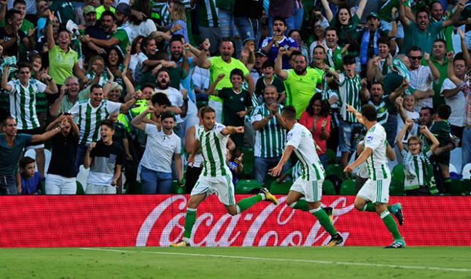 Joaquín celebra el segundo gol ante el Deportivo (Foto: Kiko Hurtado).