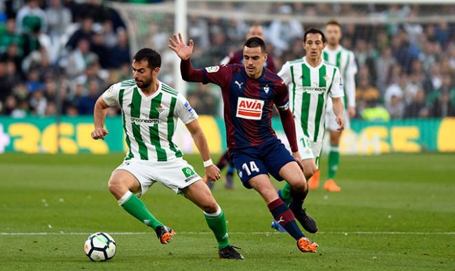 Jordi Amat intenta marcharse de Pedro León (Foto: Kiko Hurtado).