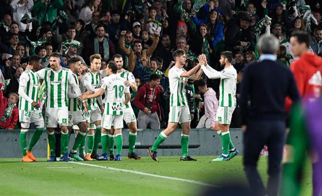 El equipo celebra el gol de Fabián. (Foto: Kiko Hurtado).