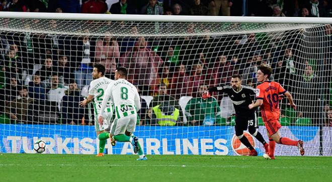 Camarasa y Rubén ven pasar la pelota en una ocasión.