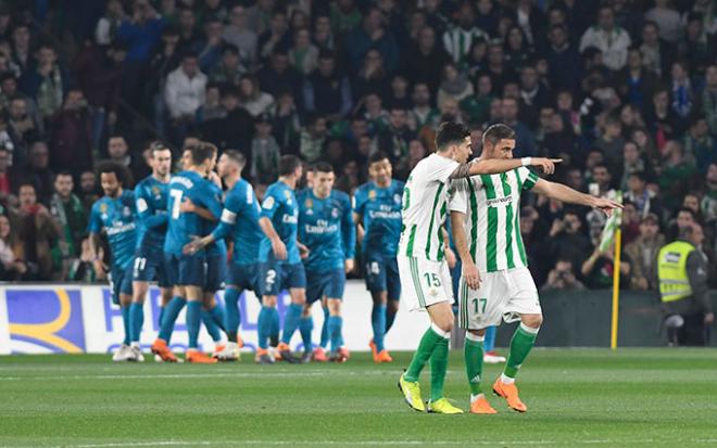 Bartra y Joaquín hablan tras un gol del Real Madrid (Foto: Kiko Hurtado).