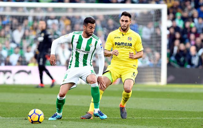 Víctor Camarasa con el balón en los pies.