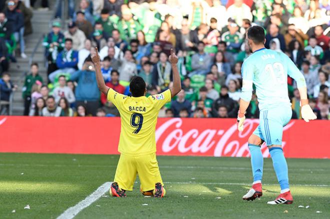 Carlos Bacca celebra un gol ante el Betis (Foto: Kiko Hurtado).