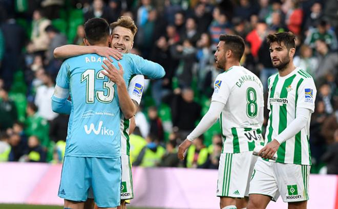 Loren celebra con Adán el triunfo (Foto: Kiko Hurtado).