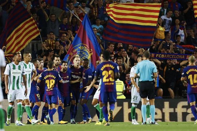 Los jugadores del Barça celebran uno de sus goles.