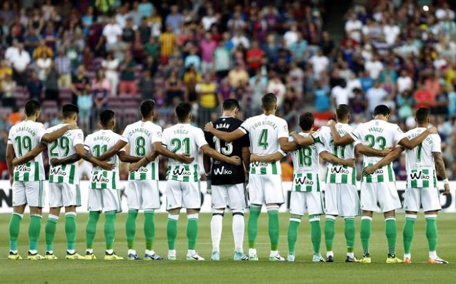 Los jugadores del Betis, durante el minuto de silencio.