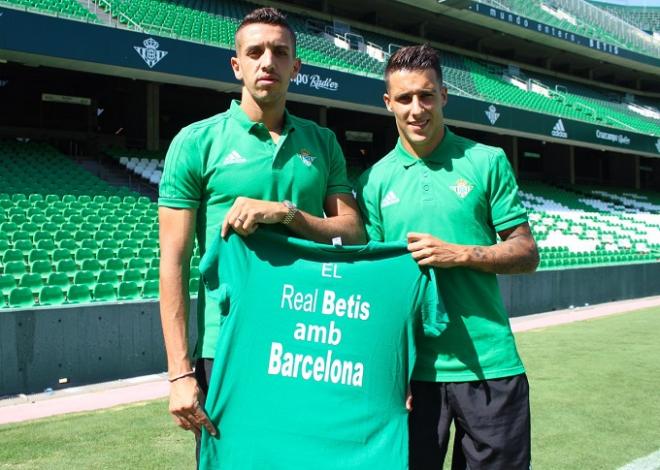 Feddal y Tello, con la camiseta que lucirá el Betis en el Camp Nou. (FOTO: RBB)