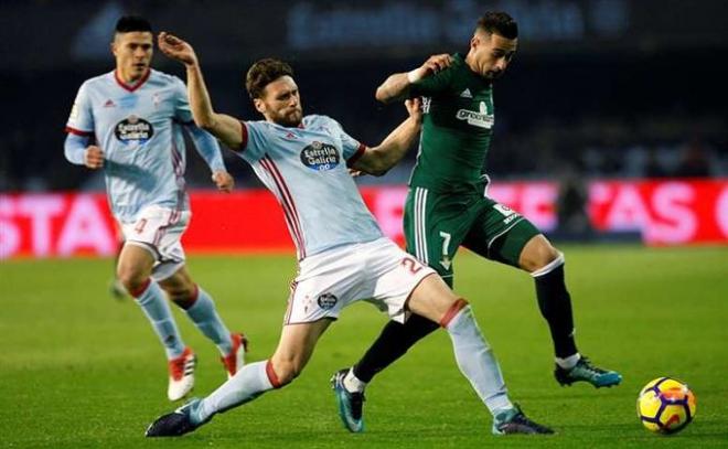 Sergi Gómez pugna por una pelota con Sergio León.