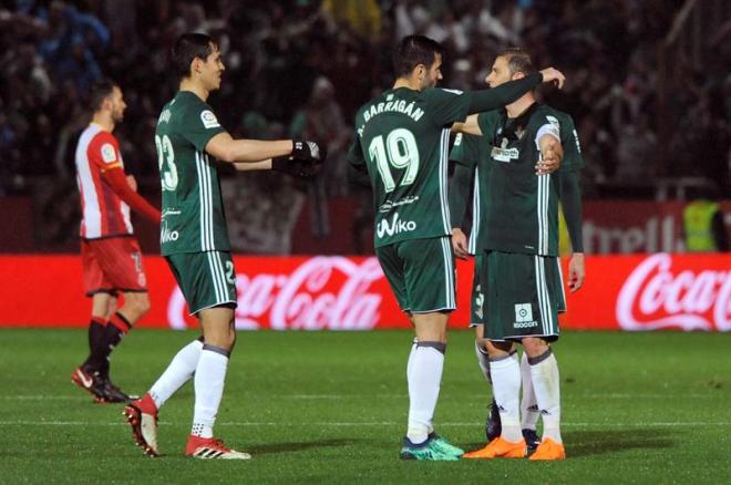 Joaquín celebra con Barragán y Mandi el gol en Girona.