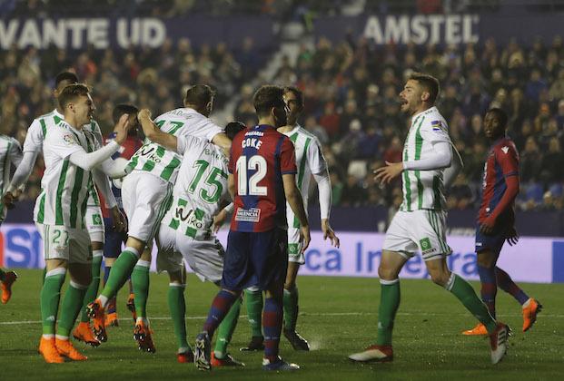 Los jugadores del Betis celebran un gol ante el Levante.