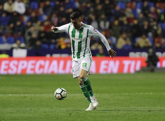 Víctor Camarasa en un partido reciente del Betis.