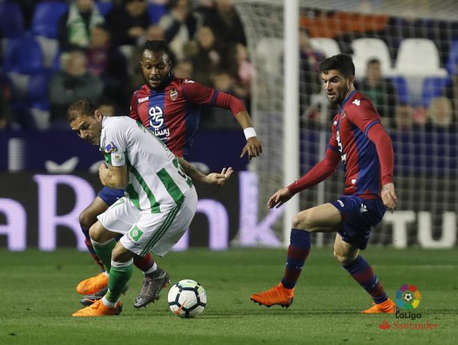 Joaquín pugna por un balón durante el partido.