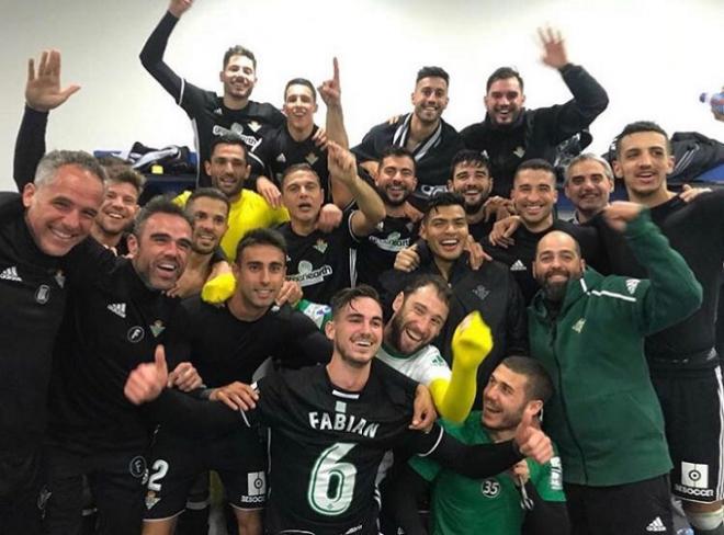 Los jugadores del Betis celebran la victoria en La Rosaleda.