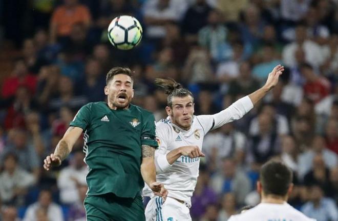 Javi García pugna por el balón con Bale.