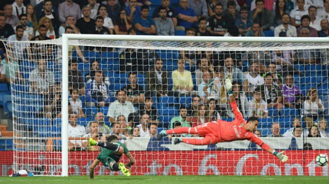 Sanabria hace el gol de la victoria del Betis sobre el Madrid en la 17/18.