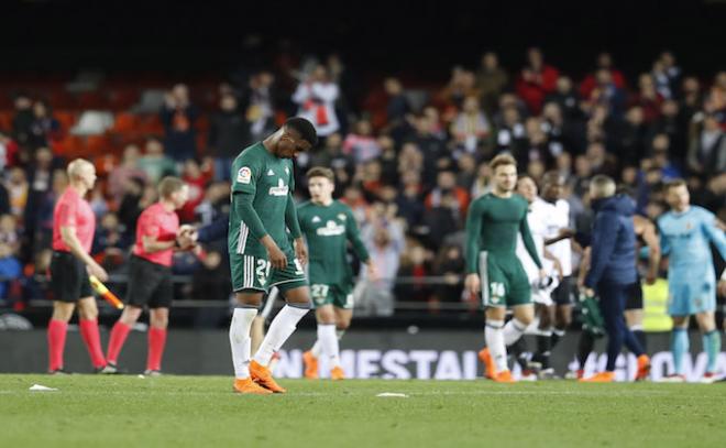 Los jugadores del Beis se marchan tras la derrota (Foto: David González).