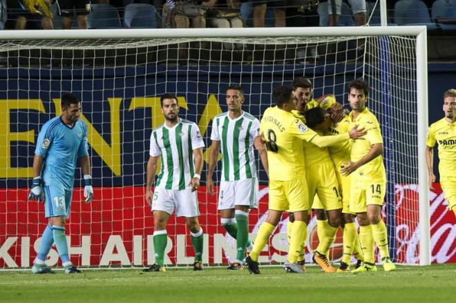 Los jugadores del Villarreal celebran el gol de Bacca.