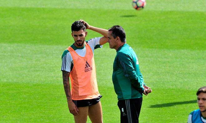 Alexis conversa con Ceballos durante su etapa como entrenador (Foto: Kiko Hurtado).