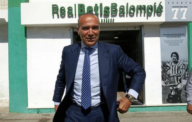 Luis Oliver, en el estadio Benito Villamarín.