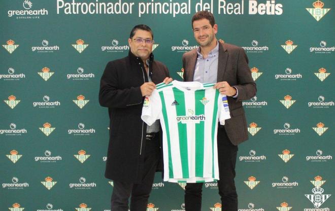 Grewin Mora y Ramón Alarcón, tras el acuerdo (Foto: Real Betis).