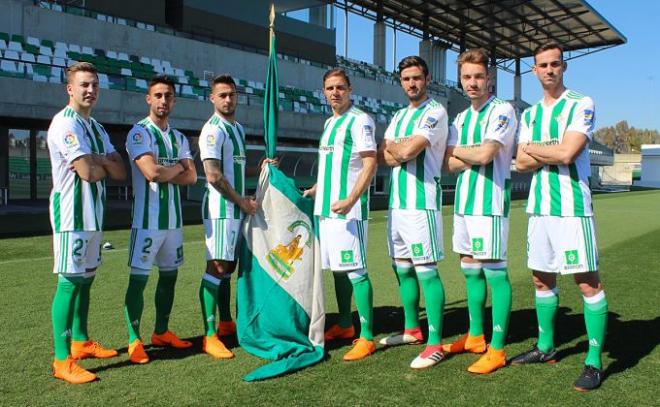 Francis, Rafa Navarro, Sergio León, Joaquín, Barragán, Loren y Fabián con la bandera de Andalucía (foto: RBB).