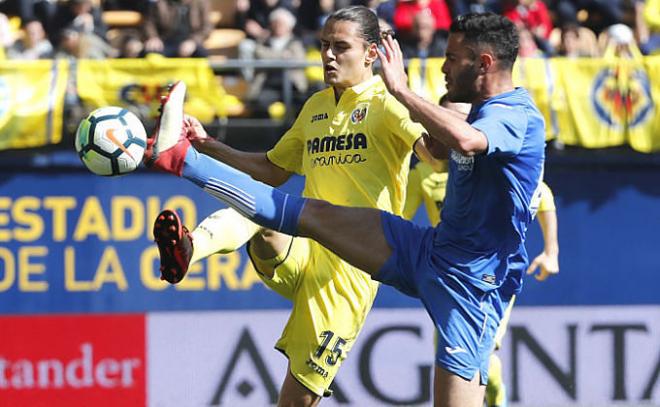 Bruno González ante Enes Ünal.