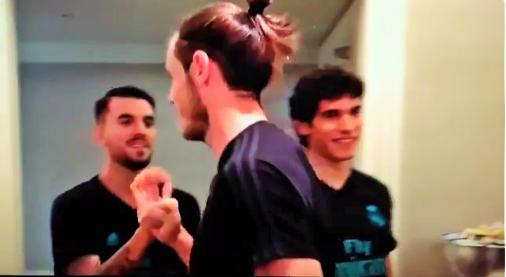 Ceballos en el momento de su saludo con Bale.