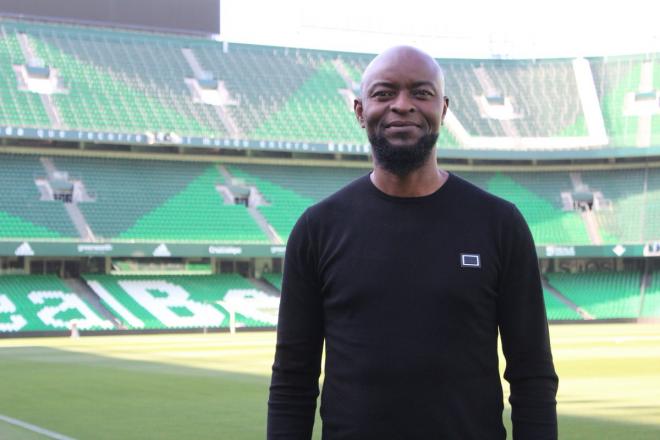 Finidi George, en el Benito Villamarín (Foto: Real Betis).