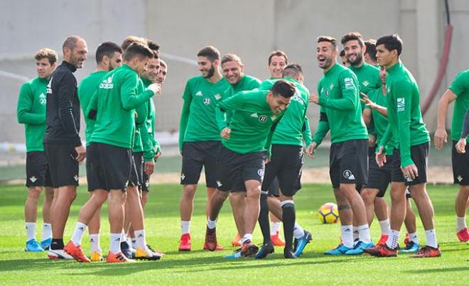 El conjunto de Quique Setién, durante el entrenamiento de este jueves (Foto: Kiko Hurtado).