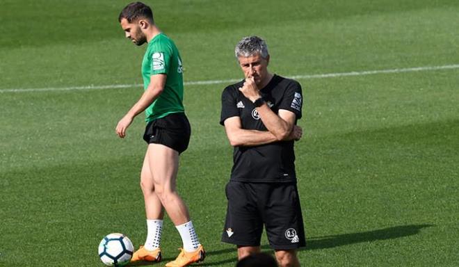 Quique Setién, en un entrenamiento (Foto: Kiko Hurtado).