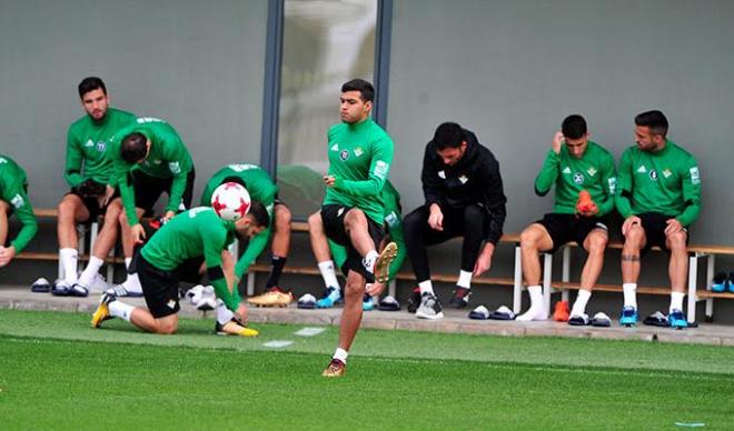 Nahuel Leiva, en un entrenamiento del Betis.