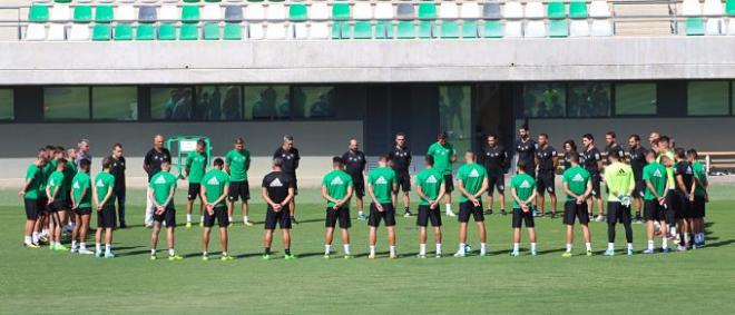 Los jugadores del Betis, guardando un minuto de silencio (Foto: RBB).