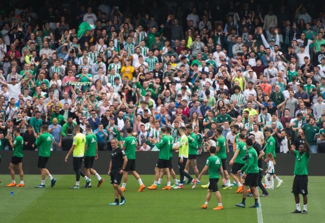 Los jugadores del Betis saludan en la sesión previa al derbi (Foto: Kiko Hurtado).