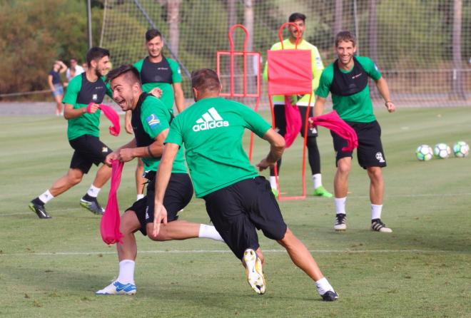 Un momento de la divertida sesión (Foto: Real Betis).