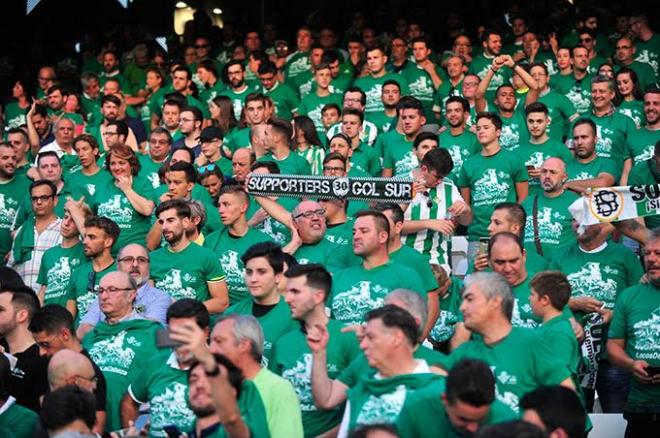 Aficionados del Betis en la inauguración del Gol Sur. (Foto: Kiko Hurtado).