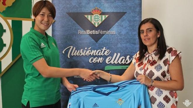 Erina Yamane, portera del Betis Féminas, junto a la consejera María Victoria López (Foto: RBB).