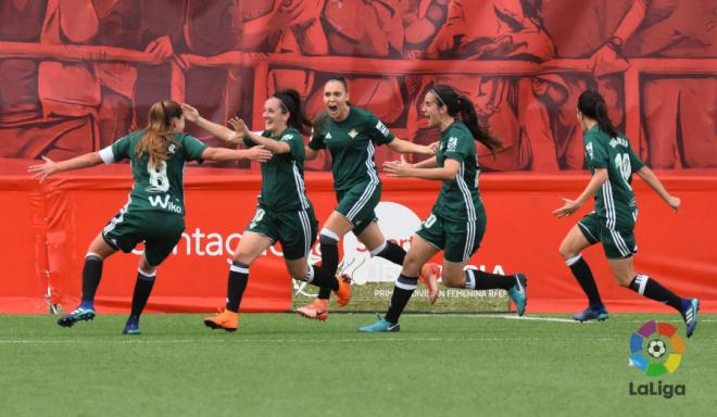 La bética Rosa Márquez encara a una jugadora del Madrid CFF.La goleadora Paula Moreno y sus compañeras celebra el gol.