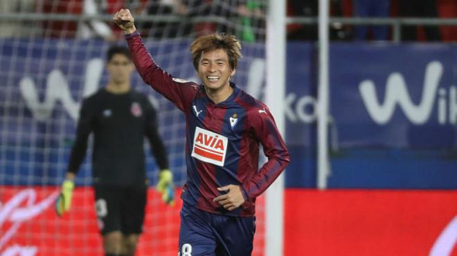 Takashi Inui celebrando un gol.