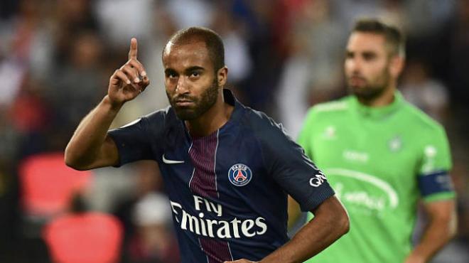 Lucas Moura celebra un tanto.