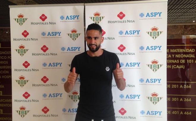 Ryad Boudebouz, tras el reconocimiento médico.