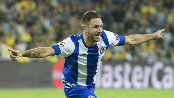 Miguel Layún celebra un gol con el Oporto.